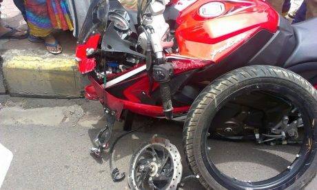 Bajaj-Pulsar-RS-200-broken-alloy-wheel-4