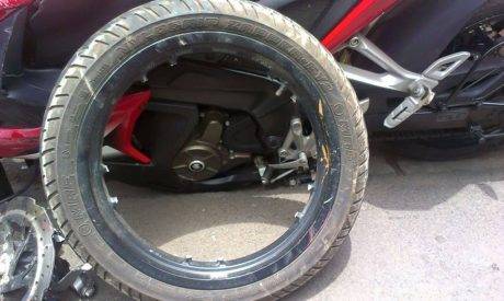 Bajaj-Pulsar-RS-200-broken-alloy-wheel-5